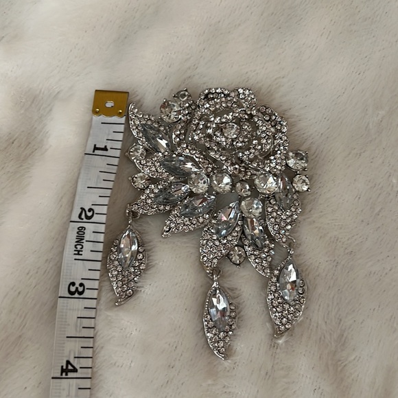 Large Rhinestone rose statement brooch - Picture 5 of 5